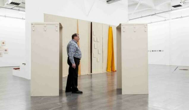 Introduction et démonstration de travail par lartiste Franz Erhard Walther