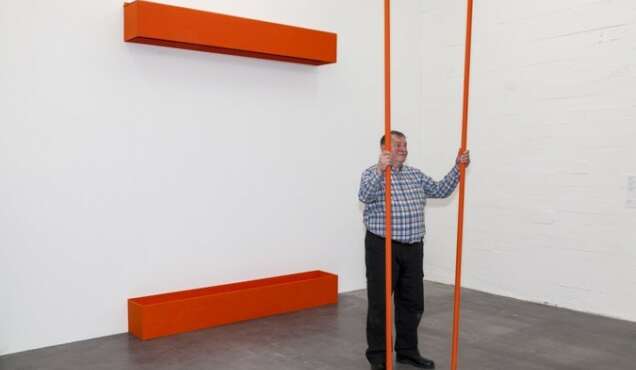 Démonstration de travail par lartiste Franz Erhard Walther