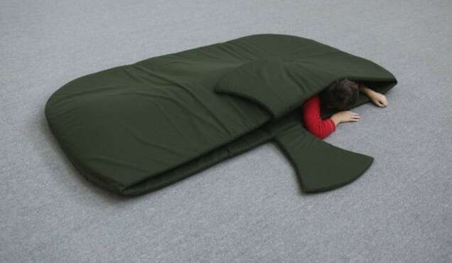 Démonstration de travail par Franz Erhard Walther pour enfants