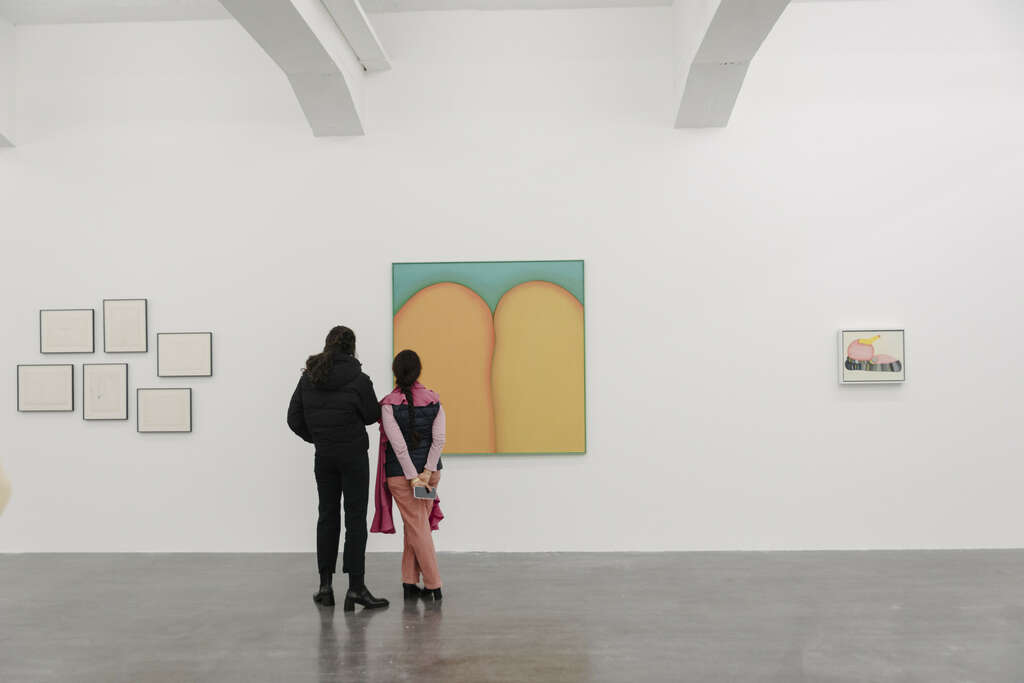 1 Installation view Huguette Caland WIELS Brussels 2022 Photo Alexandra Bertels